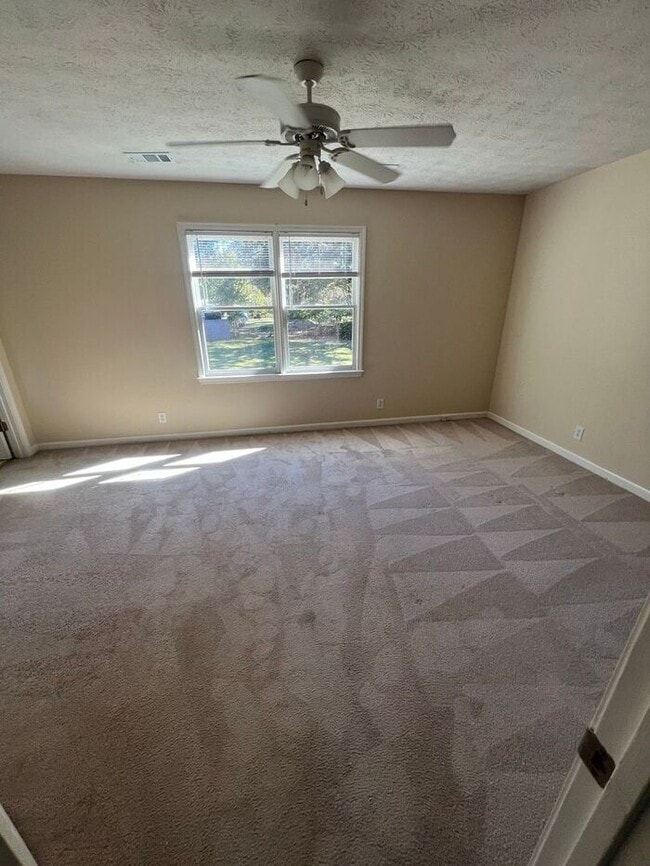 Building Photo - Charming 3 Bedroom, 2 Bath Split-Level Ran...