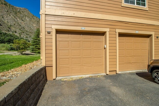 Building Photo - Three Bedroom Condo on the River