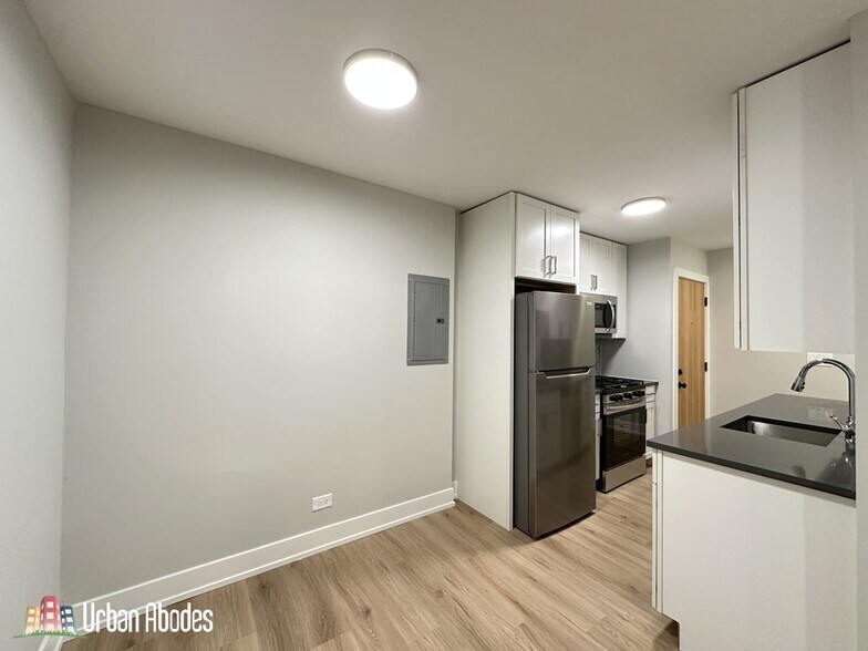 Building Photo - 533 W Aldine Ave