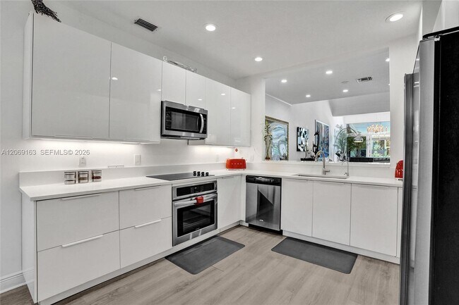 Building Photo - 644 W Palm Aire Dr