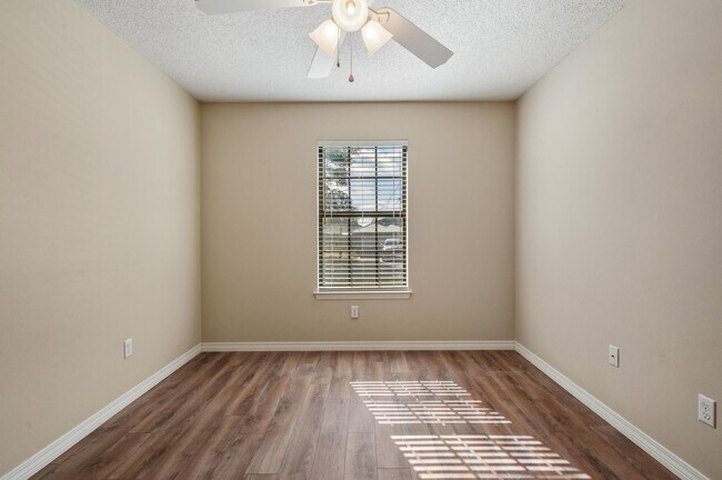 Building Photo - 206 Esmond Ct