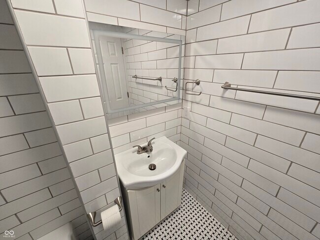 Building Photo - 24 N Randolph St