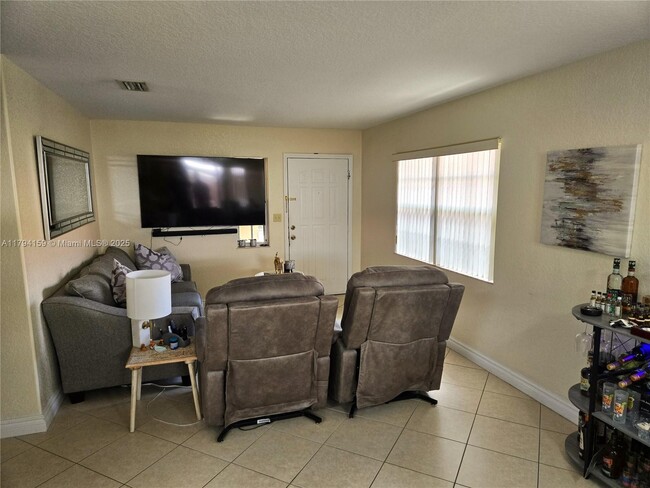 Building Photo - 2652 SW 31st Ct