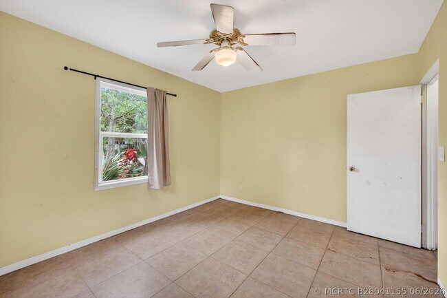 Building Photo - 841 SW 18th Ct
