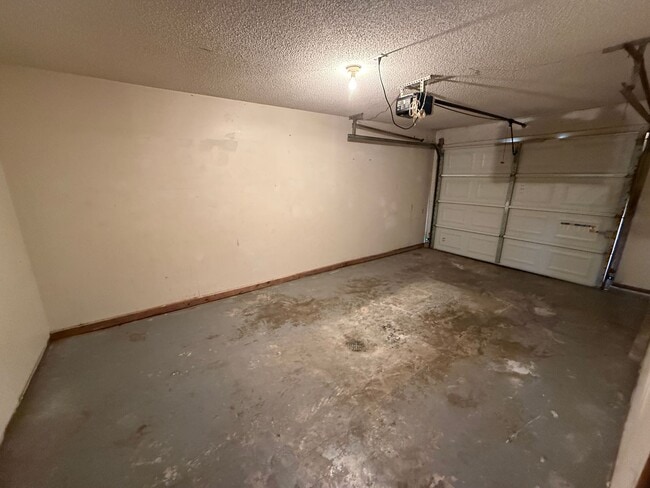 Building Photo - 2BR 1BA Duplex w/ Garage and Shared Yard in Blue Springs