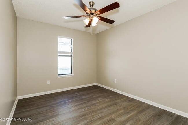 Building Photo - 1852 Manitoba Ct N