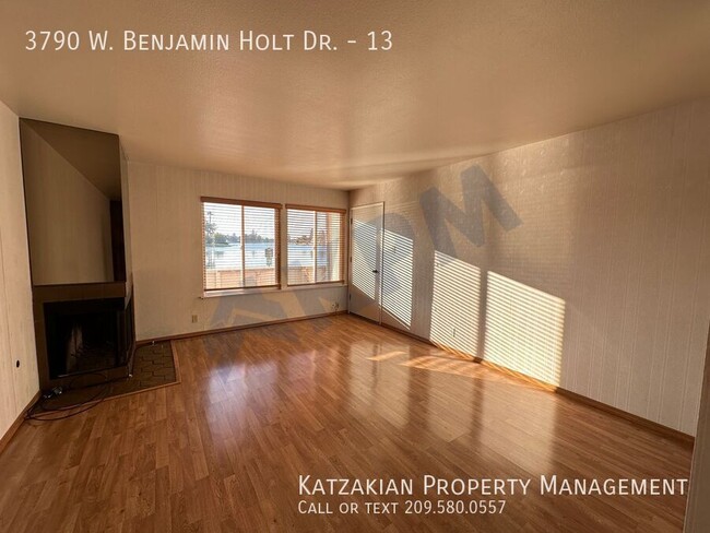 Building Photo - Downstairs Lakefront 2-Bedroom 2-Bath Nort...