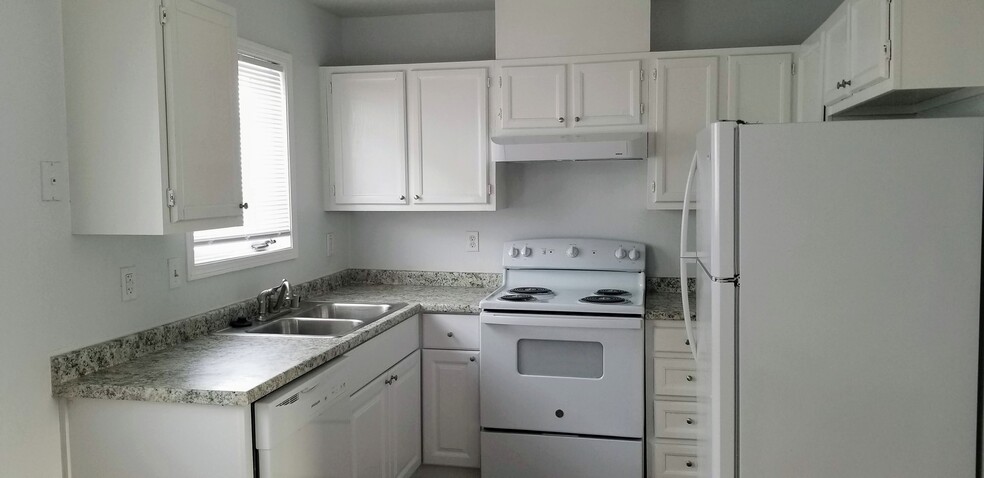 Kitchen - 5850 Rocky Mountain Ct