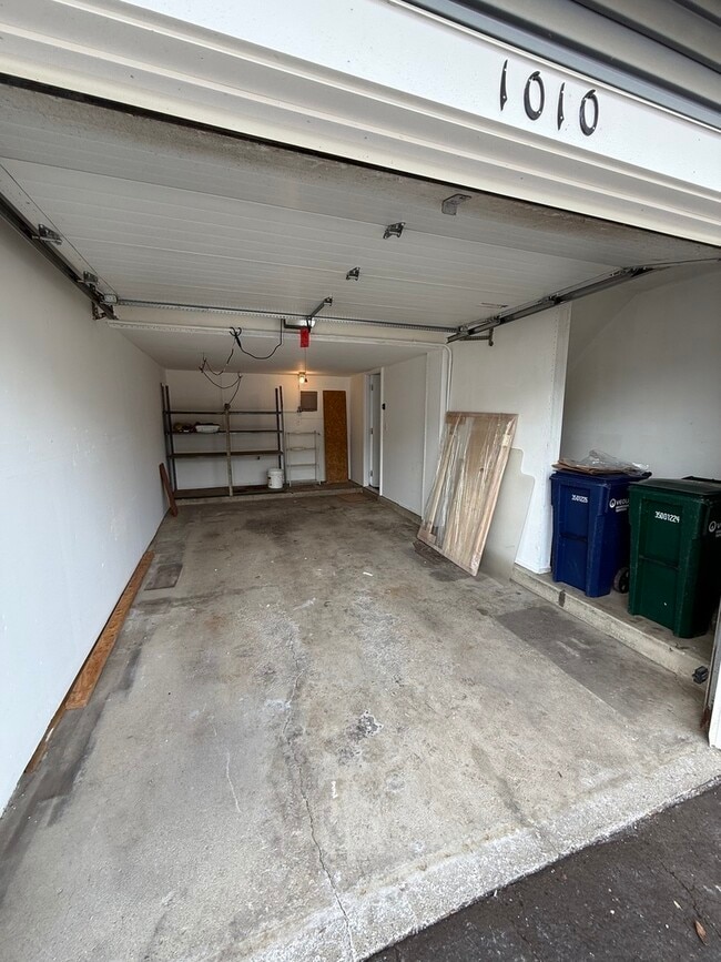 Building Photo - 1010 Hayes Ct