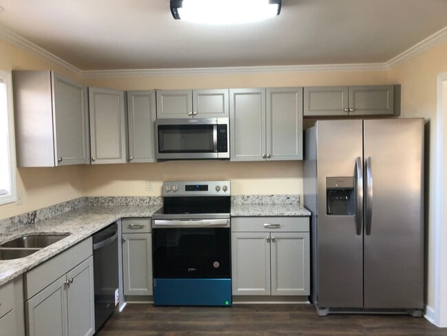 Building Photo - 2016 Iris Rd