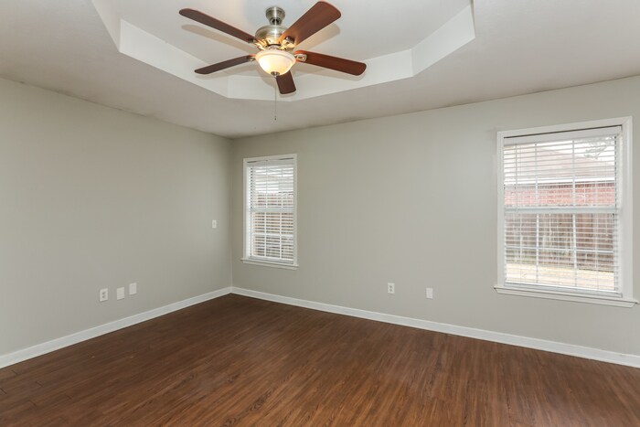 Building Photo - 1012 Red Oak Dr
