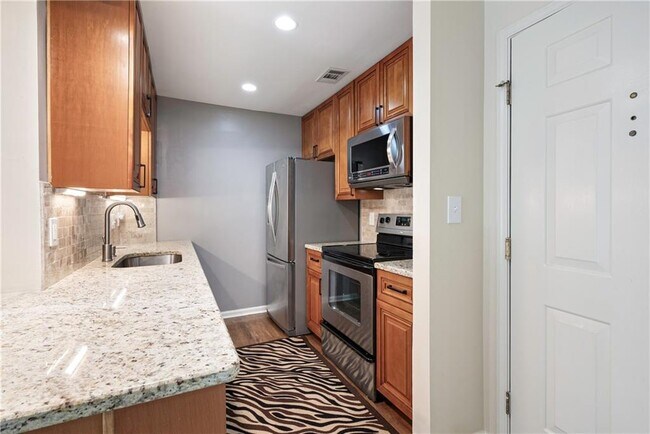 Building Photo - 25309 Plantation Dr NE