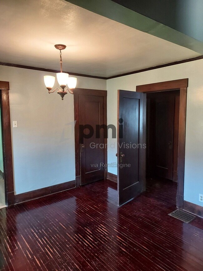 Building Photo - 853 N College St