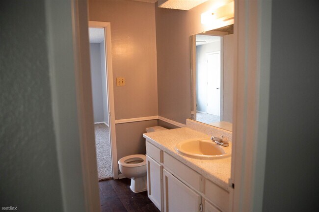 Building Photo - 2 br, 1 bath Townhome - 5803 Shadydell Dr