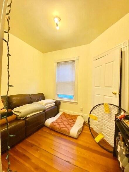 Building Photo - 10 Sachem St