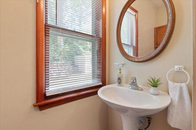 Building Photo - Spacious 4 Bedroom Home for Rent in Council Bluffs