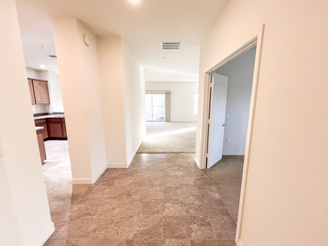 Building Photo - 3Bed/2.5Bath Townhouse at the 303 amd the ...