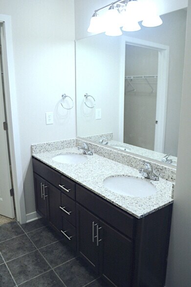 Bathroom - 1118 Litton Avenue