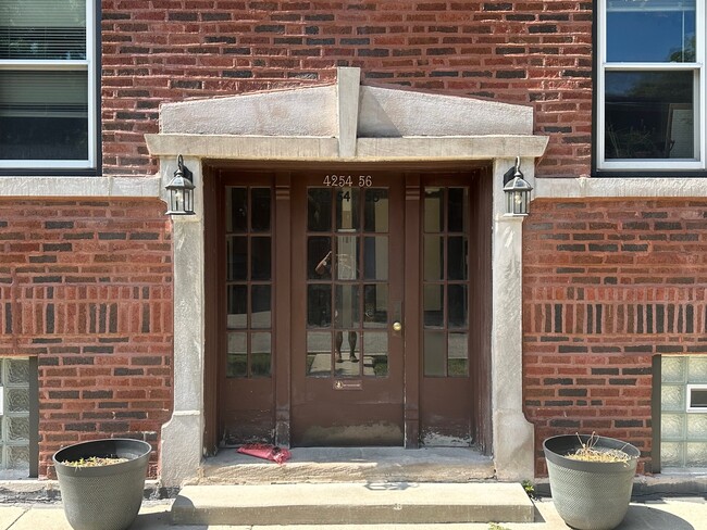 Primary Photo - 2501 W Cullom Ave