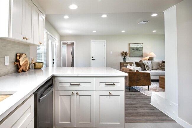 Building Photo - 2011 Malvern Hill Dr