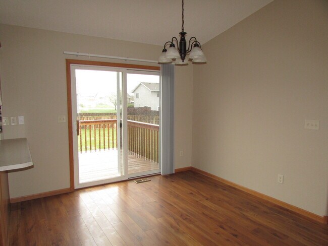 Building Photo - 4 BEDROOM | 3 BATH | FENCED YARD | DOUBLE CAR GARAGE | SUMMERSET