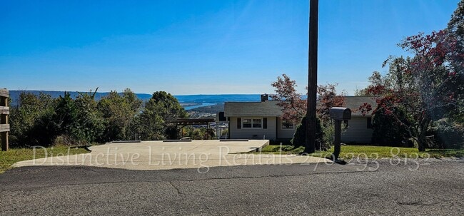 Building Photo - Cozy home with a stunning view!