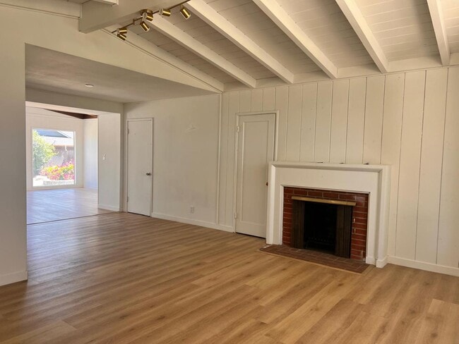 Building Photo - 14892 Donner Dr