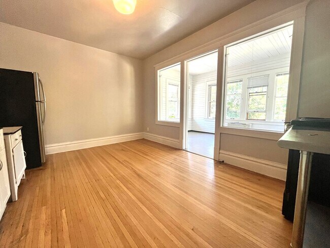 Building Photo - Charming Studio in Awesome University Loca...
