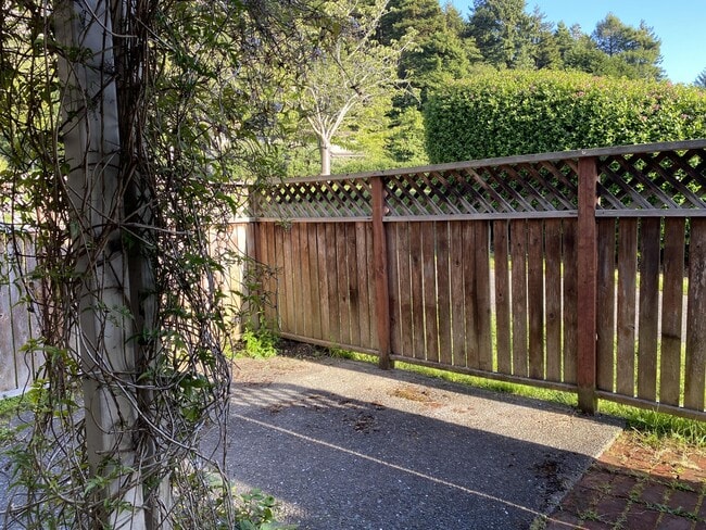 Building Photo - 674 Hidden Creek Rd