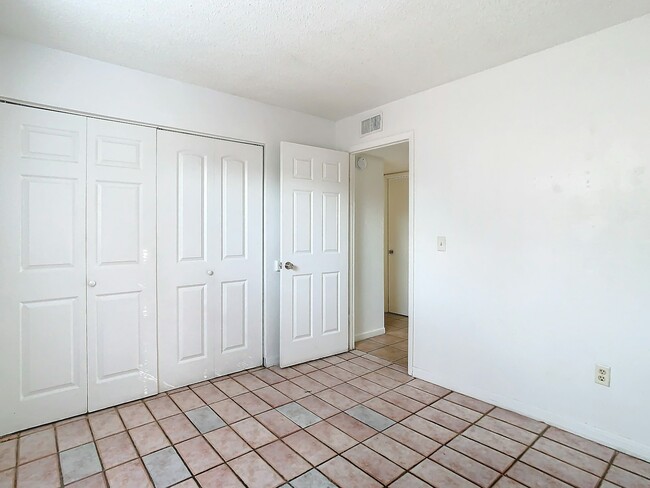 Building Photo - 712 E Floribraska Ave