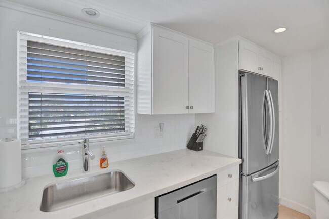 Building Photo - 2908 Bayshore Dr