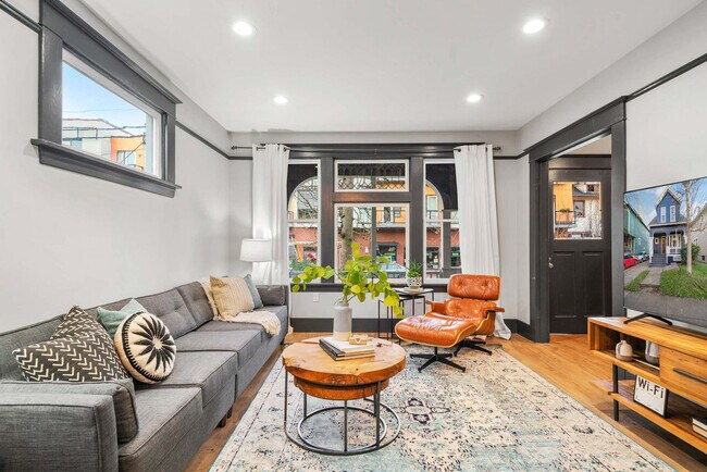 Building Photo - 3820 SE Belmont St