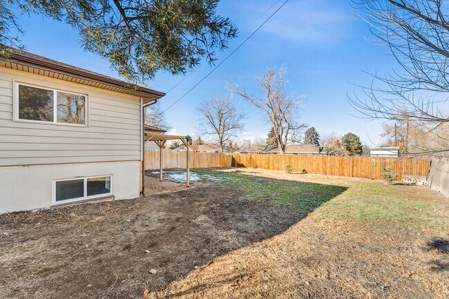 Building Photo - 1Bed/1Bath Apartment with HUGE Private Yard!