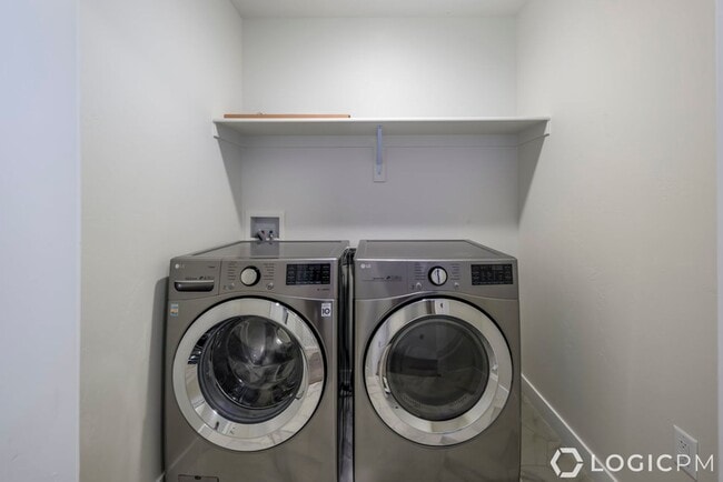 Building Photo - Stunning Row-End Townhome In Excellent Loc...