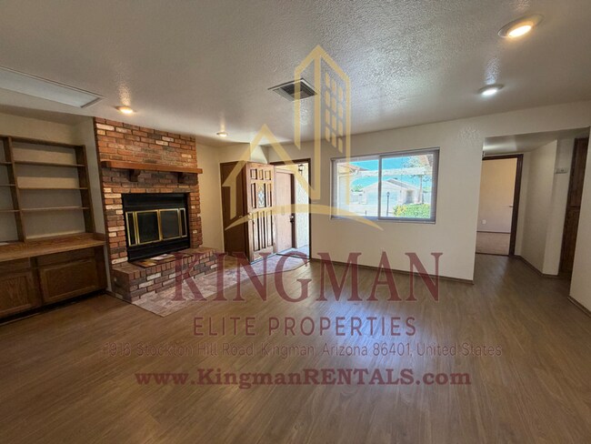 Building Photo - 3 Bedroom / 2 Bath Home with Courtyard Entry, Fireplace & Spacious Backyard