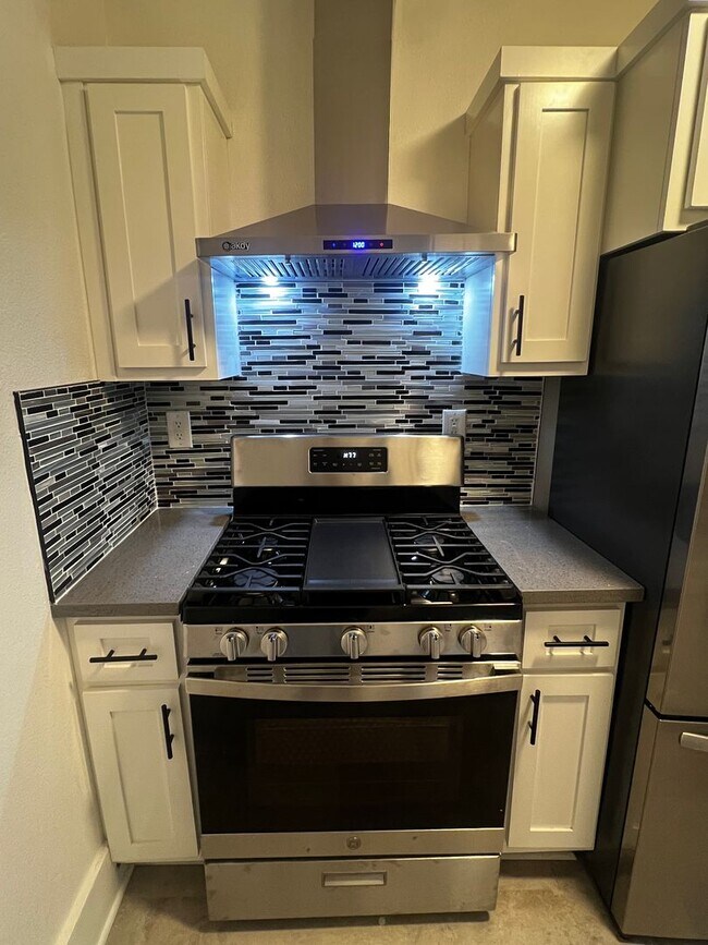 Building Photo - MOVE IN SPECIAL - Modern DTLB living with ...
