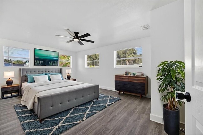 Building Photo - 3034 Touraine Ave