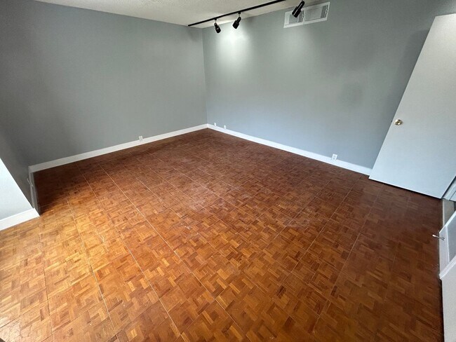 Building Photo - SPACIOUS 2 BEDROOM TOWNHOME IN LAS VEGAS COUNTRY CLUB