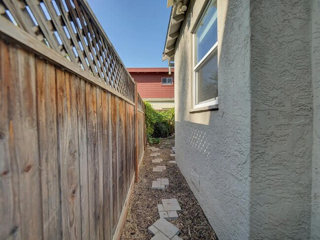 Building Photo - 2314 Bonar St