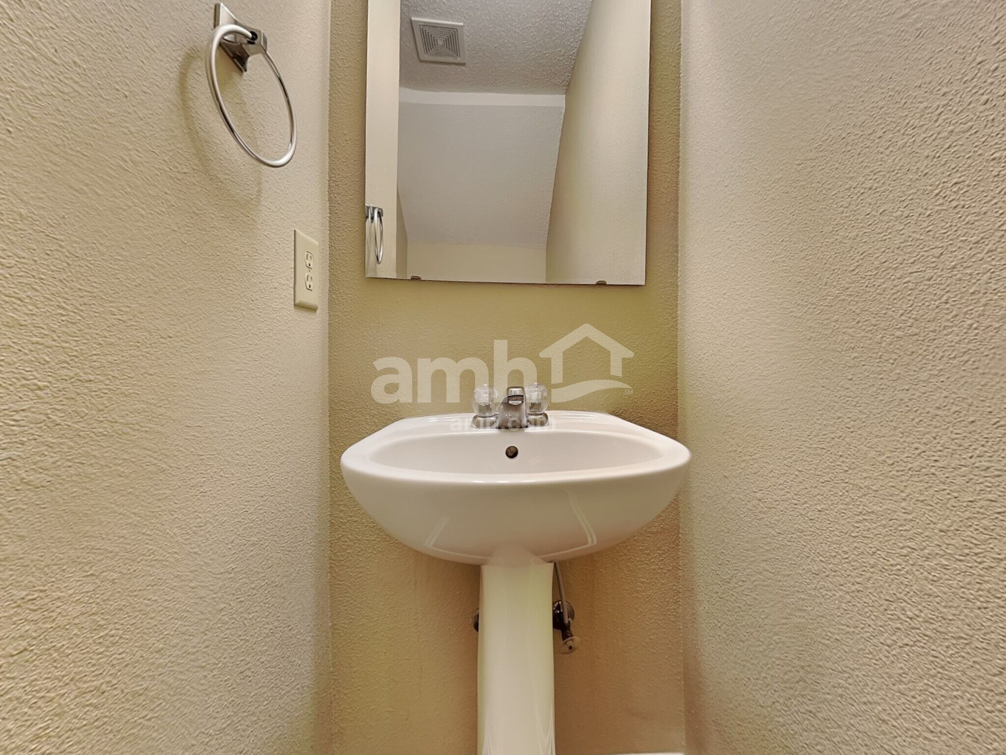 Building Photo - 15204 Clear St