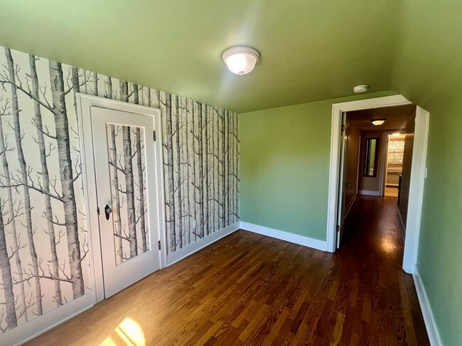 Building Photo - Updated 1920s 4BD