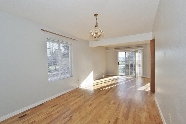 Building Photo - 1563 Sunset Dr