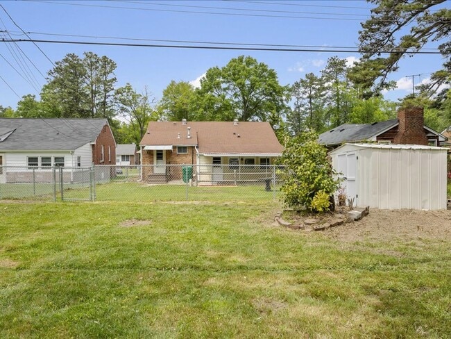 Building Photo - Luxury Remodeled 4 Bedrooms  2 Full Baths