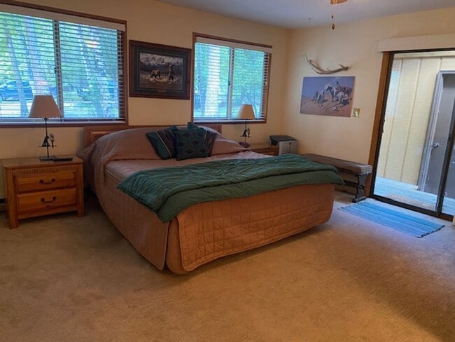 Building Photo - 2 Bedroom 2 bath Mountain Chalet close to ...