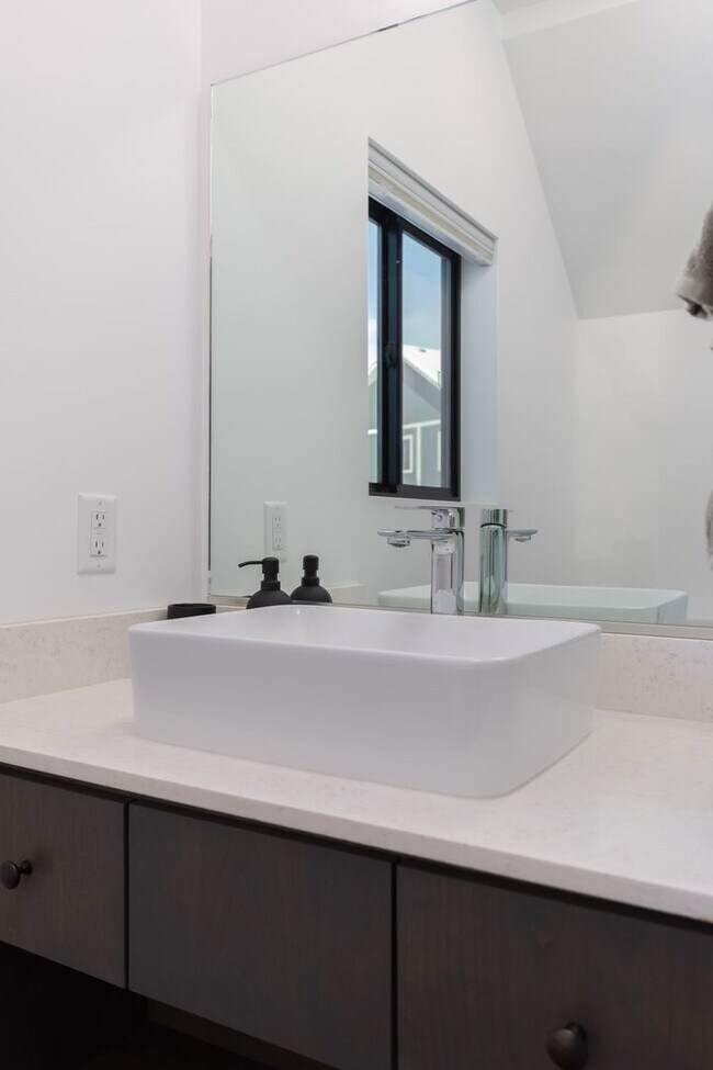 Building Photo - 51 Eva Lane, Unit A, Victor, ID 83455