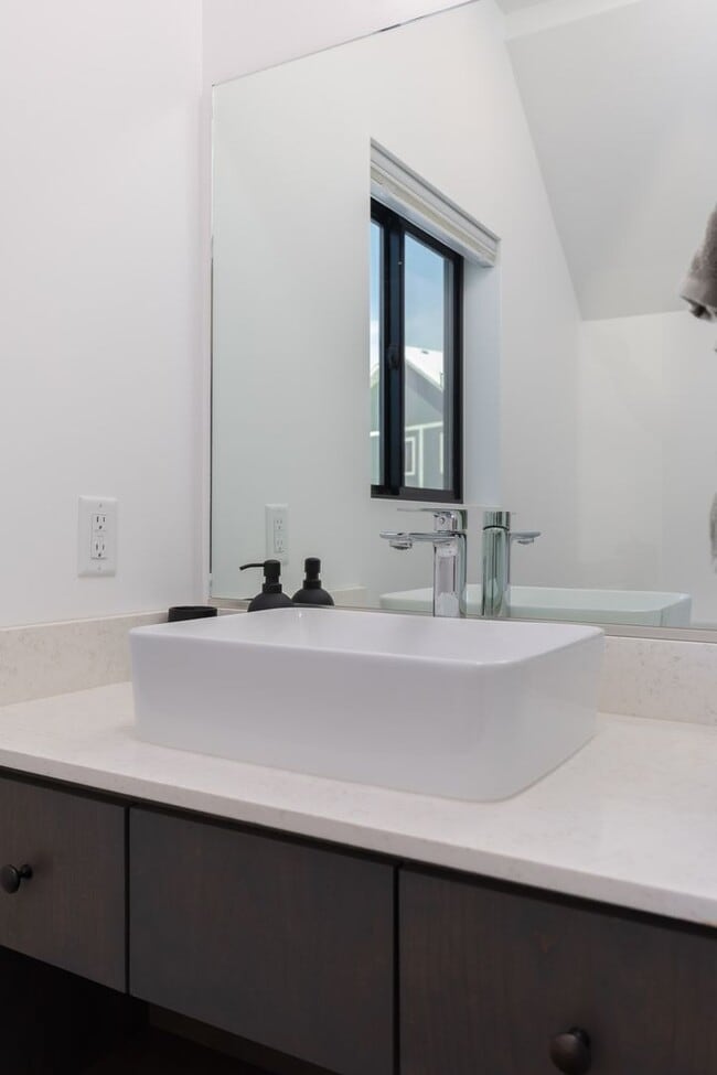 Building Photo - Fully Furnished - 2 bedroom / 2.5 unit in ...