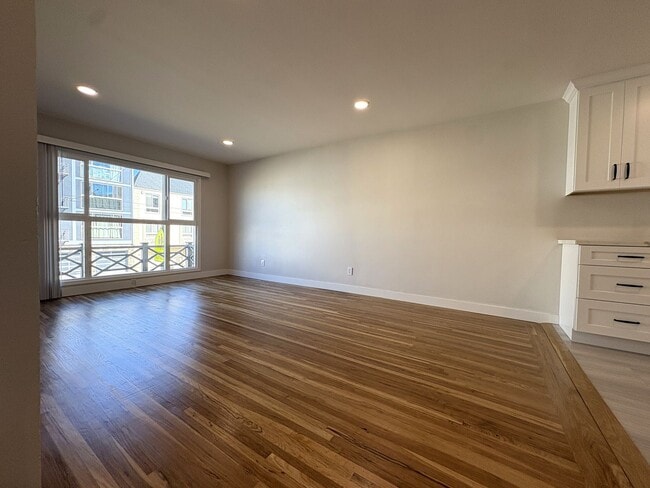 Building Photo - 1327-1329 Judah Street