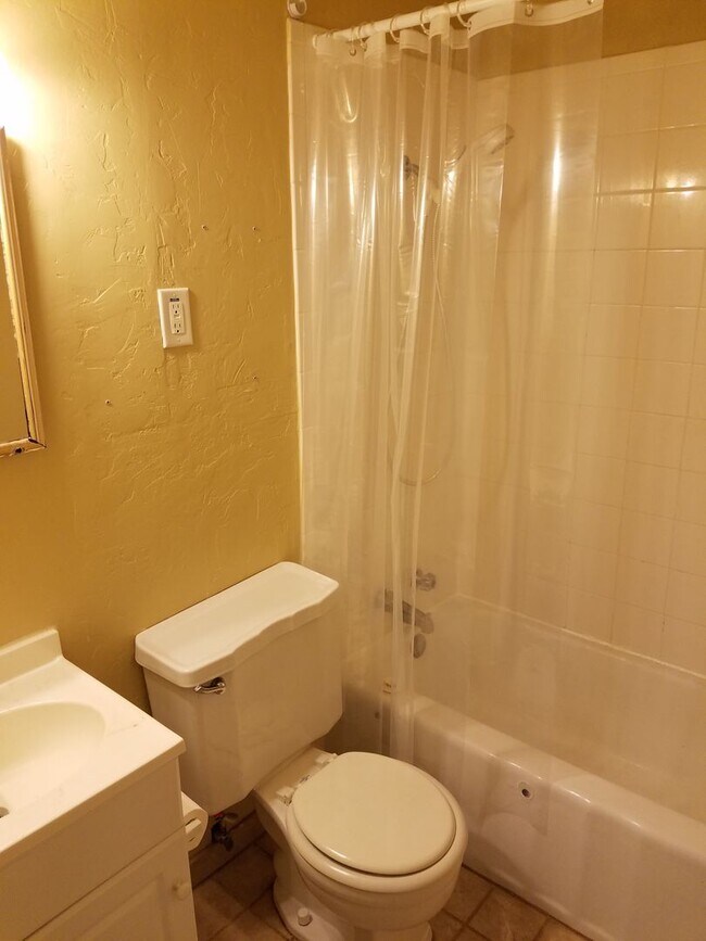 Building Photo - 3 bedroom 1 bathroom house in Edmond with central heat and air conditioning and washer/dryer hookup