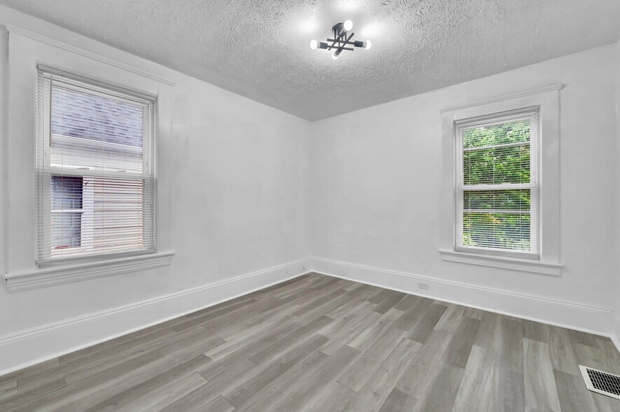 Building Photo - 1423 E 111th St