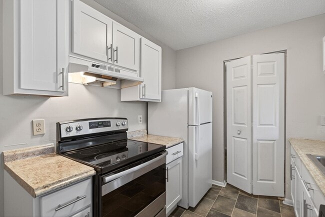 Building Photo - Call Sabrina Thomas Office at 757-767-0767...